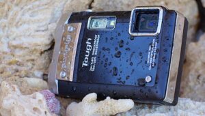 Porównanie aparatów Olympus Tough: TG-5 i jego następcy w walce o przetrwanie
