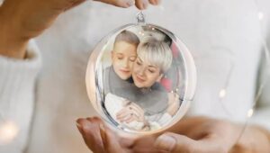 Twórz niezapomniane wspomnienia: Jak zrobić bombkę ze zdjęciem na święta?